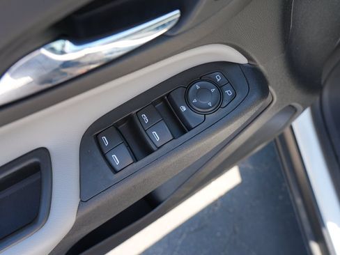 Used 2021 Chevrolet Equinox LS AWD/4WD image 16