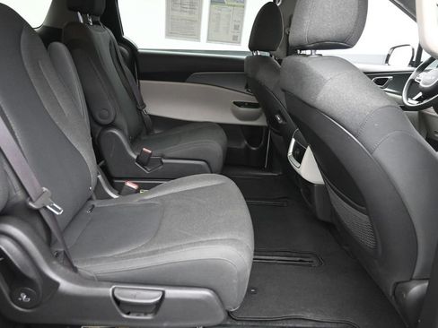 Used 2024 Kia Carnival LX FWD image 10