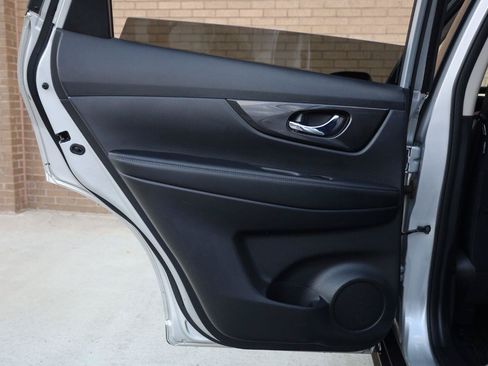 Used 2018 Nissan Rogue SV AWD/4WD image 19