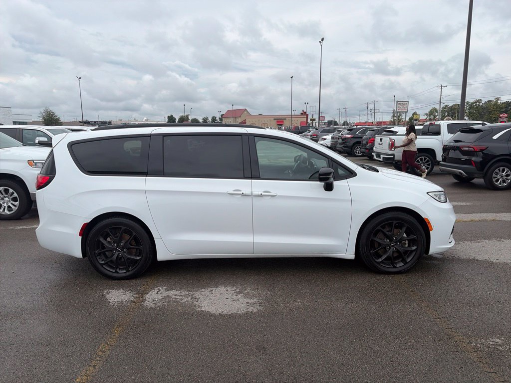 Used 2025 Chrysler Pacifica Limited FWD image 7