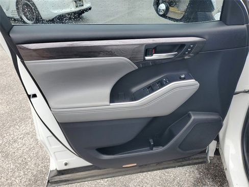 Used 2022 Toyota Highlander Platinum image 12