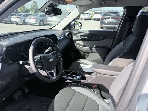 Used 2025 Chevrolet TrailBlazer LT w/ Convenience Package FWD image 9