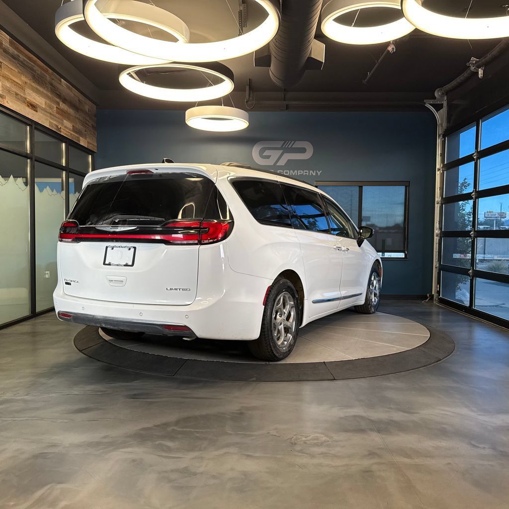 Used 2023 Chrysler Pacifica Limited FWD image 3