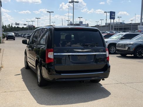 Used 2012 Chrysler Town & Country Touring w/ Entertainment Group #1 FWD image 7