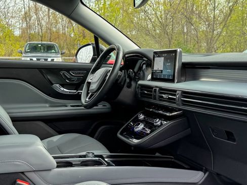Used 2022 Lincoln Corsair AWD w/ Premium Package image 15