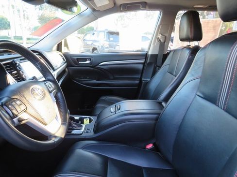 Used 2019 Toyota Highlander SE image 15