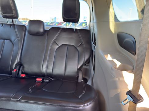 Used 2023 Chrysler Pacifica Touring-L image 33