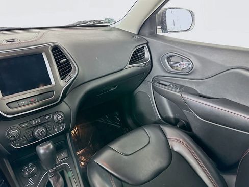 Used 2019 Jeep Cherokee Trailhawk w/ Cold Weather Group image 30