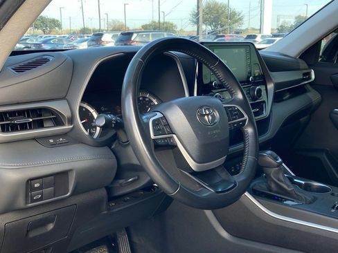Used 2022 Toyota Highlander XLE image 5
