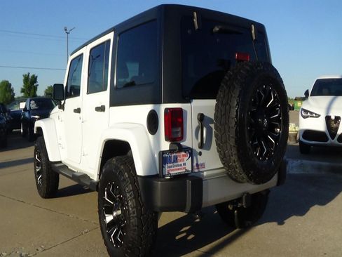 Used 2017 Jeep Wrangler Unlimited Sahara w/ Dual Top Group AWD/4WD image 8