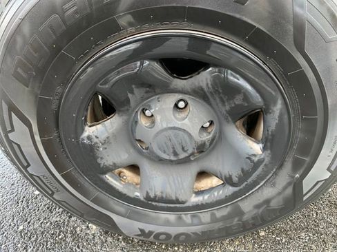 Used 2017 Toyota Tacoma SR image 9