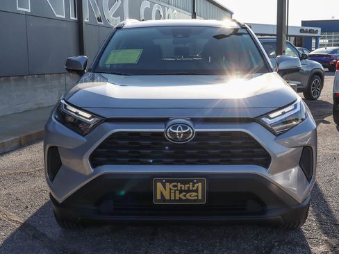 Used 2025 Toyota RAV4 XLE AWD/4WD image 2