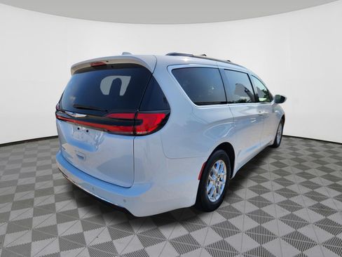 Used 2022 Chrysler Pacifica Touring-L FWD image 4