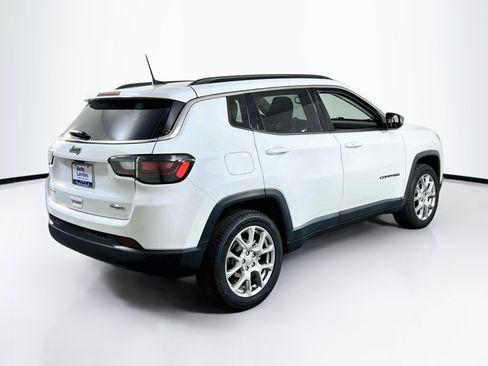 Used 2022 Jeep Compass Latitude w/ Sun and Sound Group AWD/4WD image 5