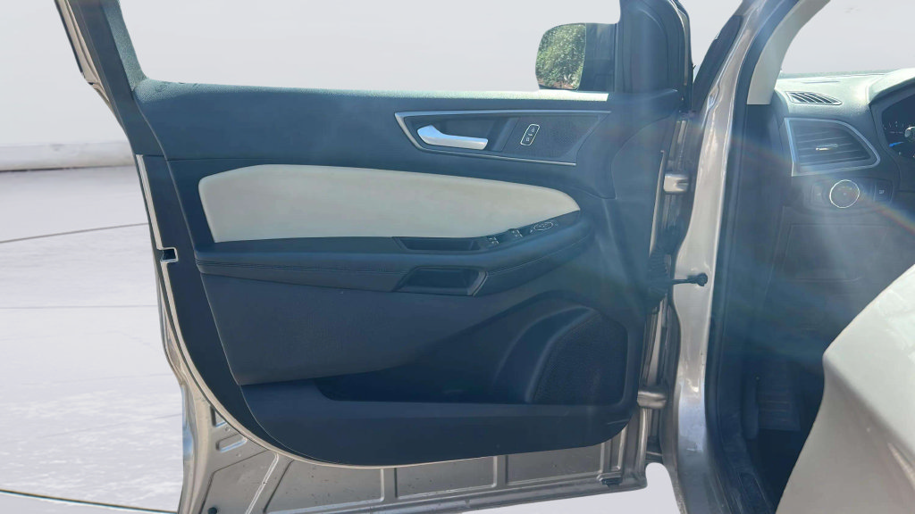 Used 2020 Ford Edge SE FWD image 10