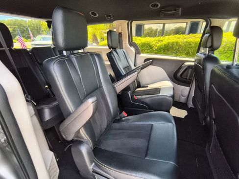 Used 2019 Dodge Grand Caravan SXT image 17