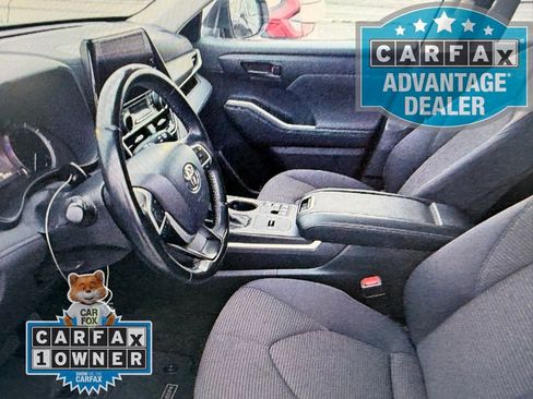 Used 2024 Toyota Highlander LE FWD image 3