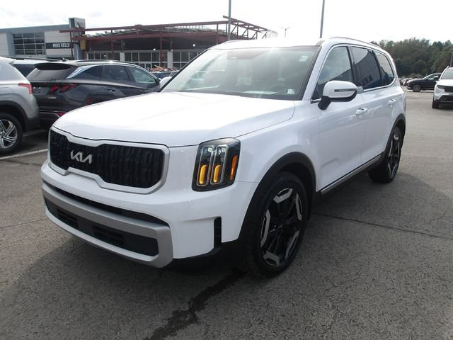 Used 2024 Kia Telluride EX w/ EX Captain's Chair Package AWD/4WD image 3