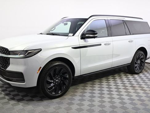 New 2026 Lincoln Navigator L Reserve w/ Jet Appearance Package AWD/4WD image 2