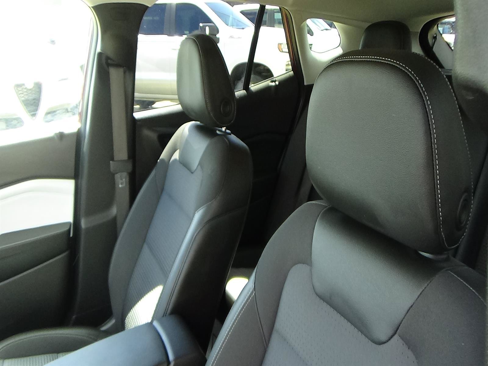 Used 2025 Chevrolet Trax LT w/ LT Convenience Package FWD image 17