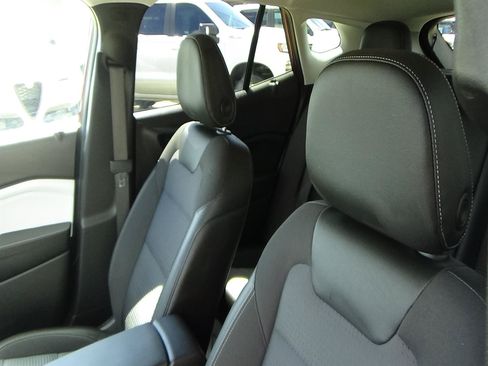 Used 2025 Chevrolet Trax LT w/ LT Convenience Package FWD image 17