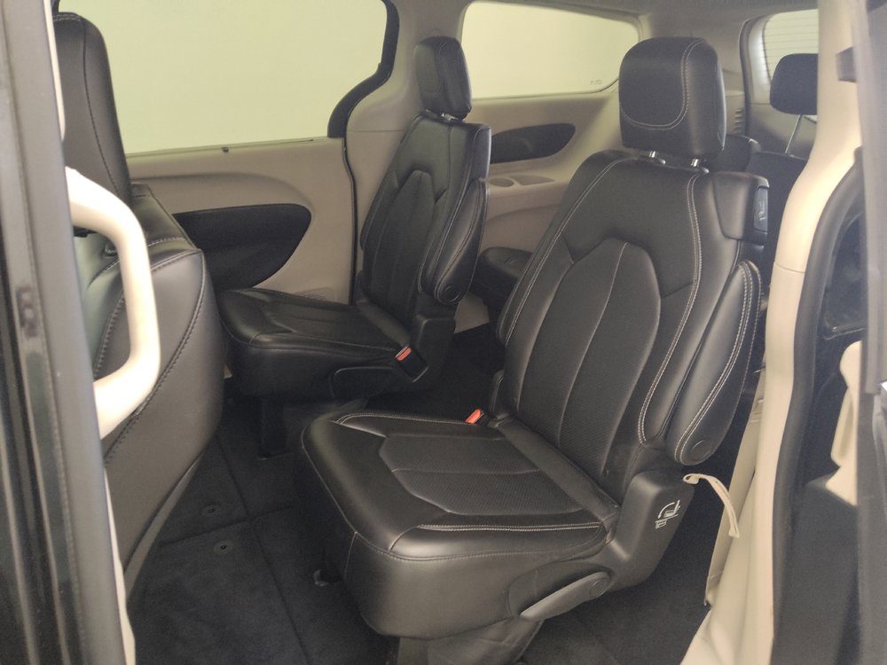 Used 2023 Chrysler Pacifica Touring-L FWD image 18