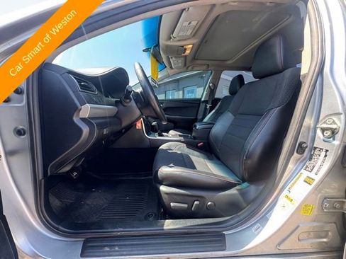 Used 2017 Toyota Camry SE w/ Moonroof Package FWD image 10