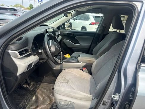 Used 2022 Toyota Highlander LE AWD/4WD image 8
