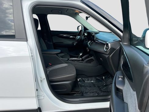 Used 2025 Chevrolet TrailBlazer LT w/ LT Cold Weather Package FWD image 26