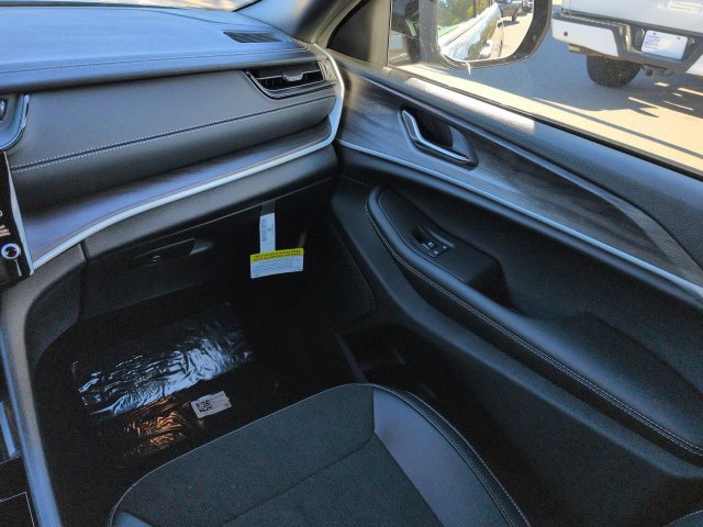 New 2027 Jeep Grand Cherokee Altitude RWD image 15
