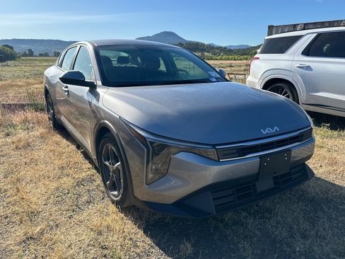Used 2025 Kia K4 FWD image 2