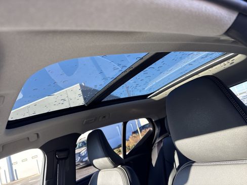 Used 2025 Volvo XC40 B5 Core image 19