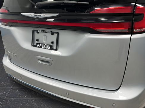 Used 2023 Chrysler Pacifica Touring-L FWD image 37