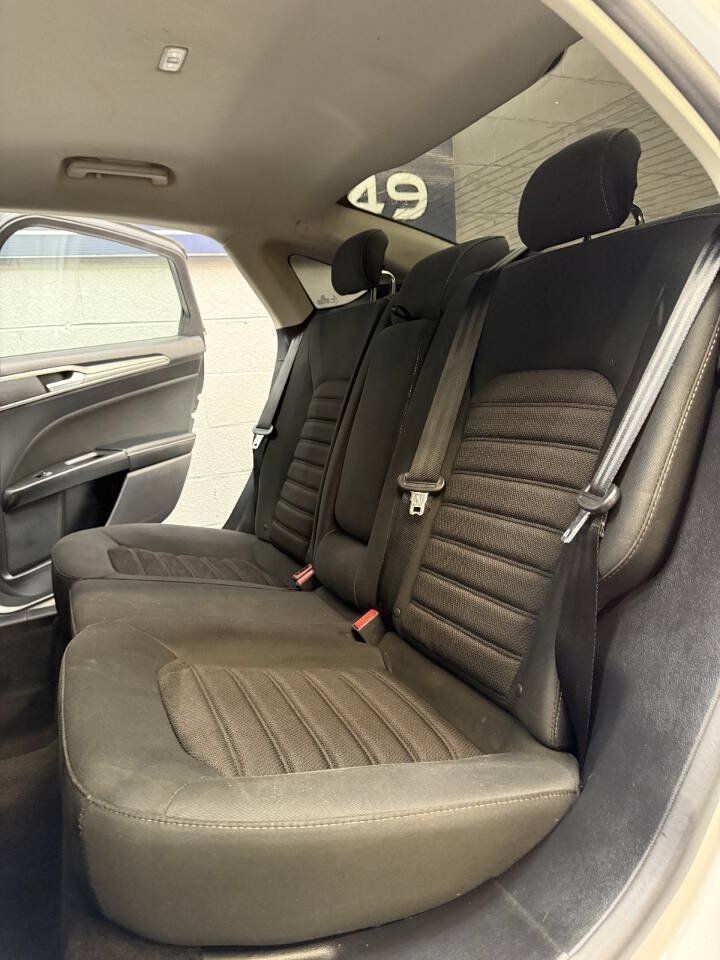 Used 2018 Ford Fusion SE w/ Fusion SE Technology Package FWD image 13