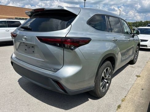 Used 2024 Toyota Highlander XLE FWD image 3