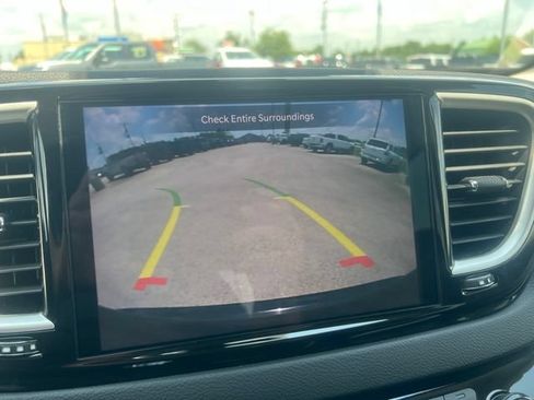 Used 2023 Chrysler Pacifica Touring-L FWD image 24