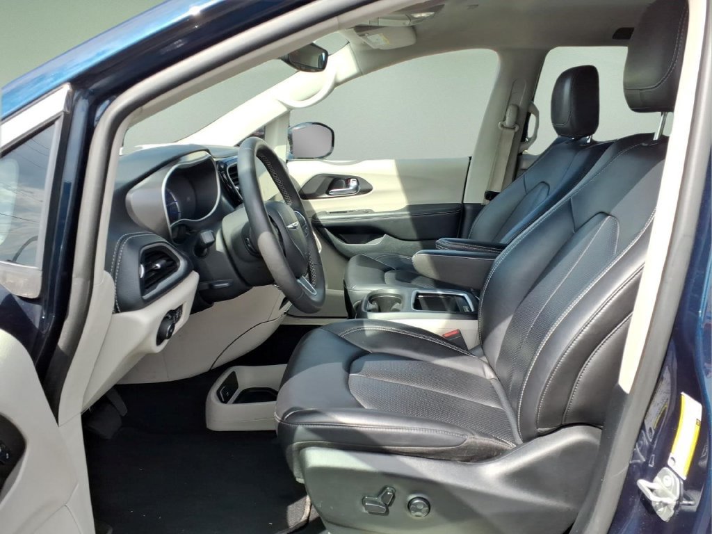 Used 2024 Chrysler Pacifica Limited FWD image 4