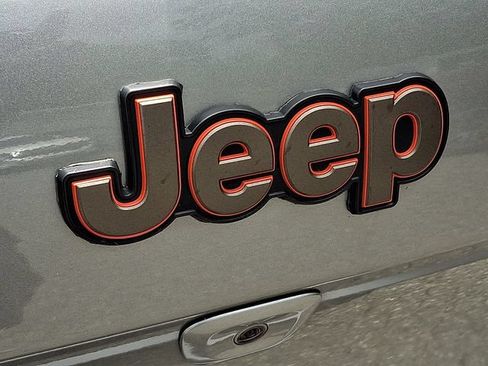 Used 2017 Jeep Cherokee Overland w/ Technology Group AWD/4WD image 21