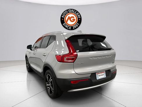 Used 2023 Volvo XC40 B5 Plus AWD/4WD image 5