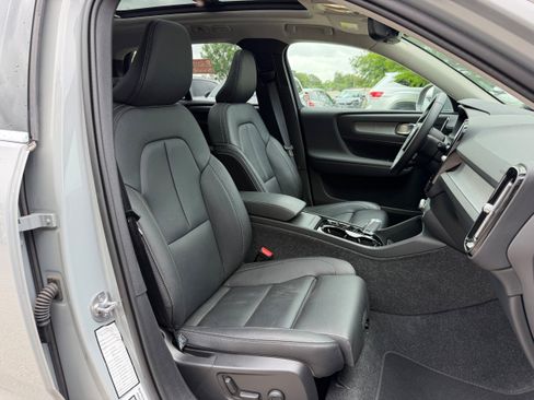 Certified 2025 Volvo XC40 B5 Plus AWD/4WD image 10