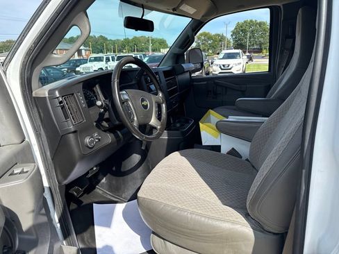 Used 2018 Chevrolet Express 3500 w/ Driver Convenience Package RWD image 23