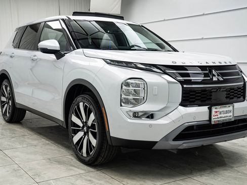 Used 2025 Mitsubishi Outlander SE image 4