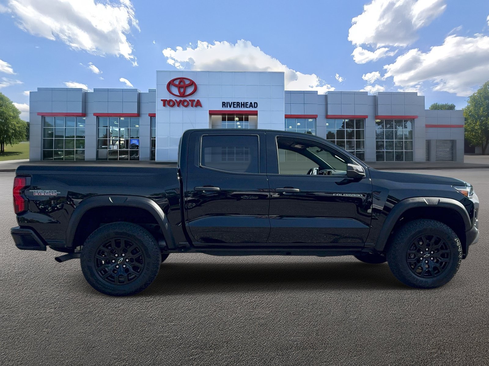 Used 2024 Chevrolet Colorado Trail Boss w/ Advanced Trailering Package AWD/4WD image 4