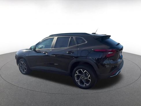 Used 2025 Chevrolet Trax LT w/ LT Convenience Package FWD image 9