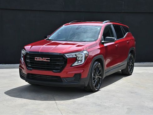 Used 2024 GMC Terrain SLE w/ Driver Convenience Package image 4