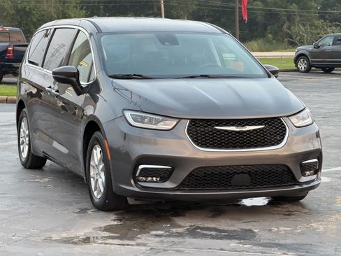Used 2023 Chrysler Pacifica Touring-L FWD image 3