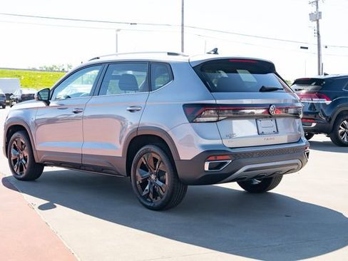 New 2026 Volkswagen Taos SE FWD image 4