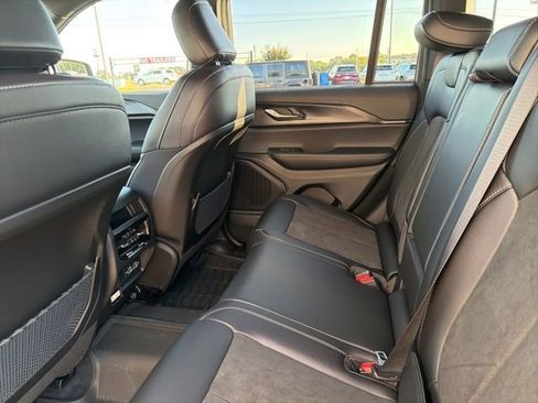 Used 2025 Jeep Grand Cherokee Altitude RWD image 20