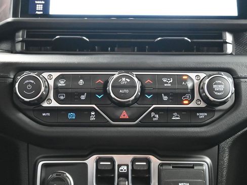 Used 2024 Jeep Wrangler Unlimited Rubicon 4xe image 31