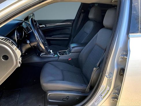 Used 2019 Chrysler 300 Touring w/ Chrome Appearance Package image 20